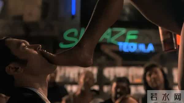 炸!顶流导演被爆骚扰多位女星,曾花7万块在夜店舔女招待的脚?