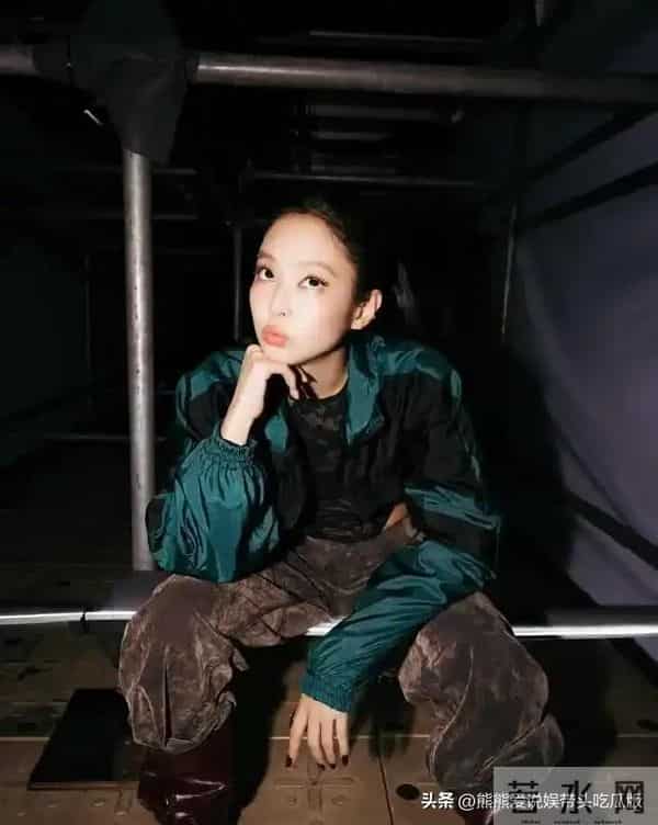 Jennie不愧是韩国“时尚爱豆”！黑色蕾丝连体服搭低腰裤时髦高级