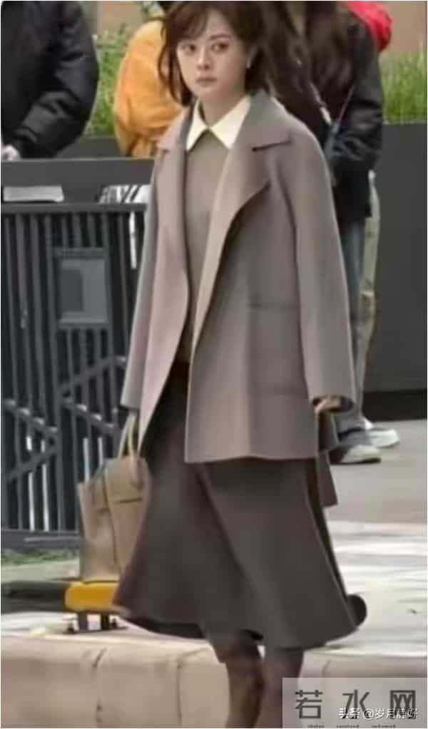 孙俪无锡拍戏被偶遇,身穿毛呢大衣新发型好洋气,本人又瘦又美!
