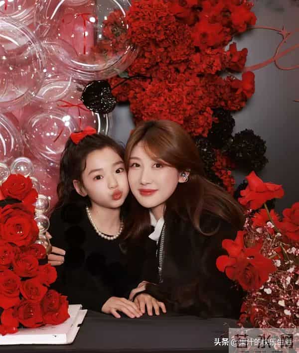 46岁董璇过生日,一家三口都是黑色系穿搭!网友猜测原因!