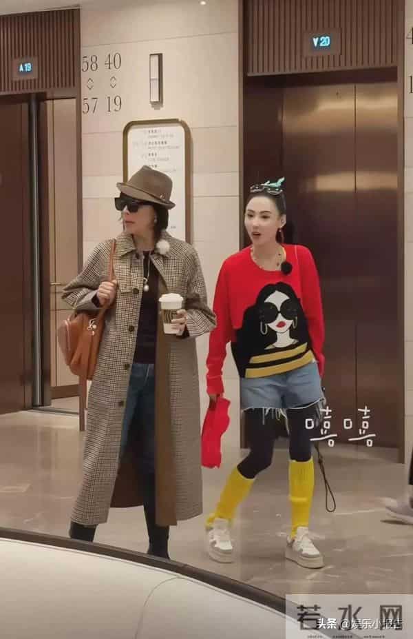 刘嘉玲上海被偶遇，59岁面容饱满身材佳，状态宛如三四十岁