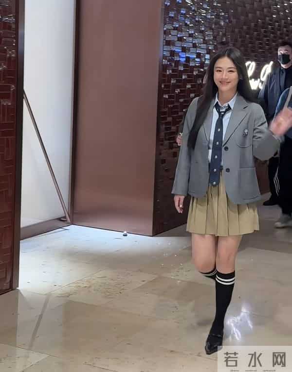 马思纯现身德基出席活动，穿学院风套装状态超好，就是鞋子太丑了