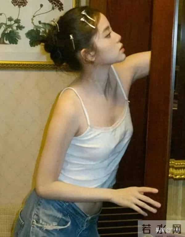 欧阳娜娜私下穿搭太绝！简约造型勾勒好身材，迷人氛围感拉满。