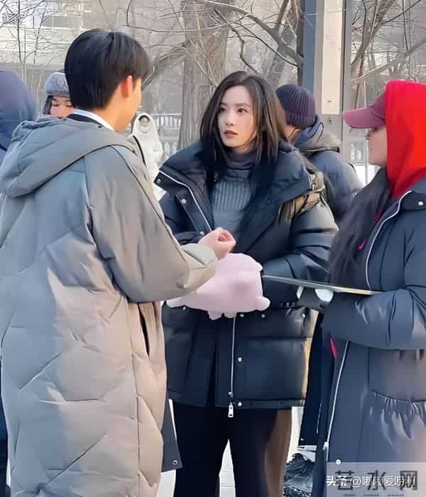 刘诗诗哈尔滨被偶遇,羽绒服搭配棉裤保暖又时髦,37岁仍美得发光