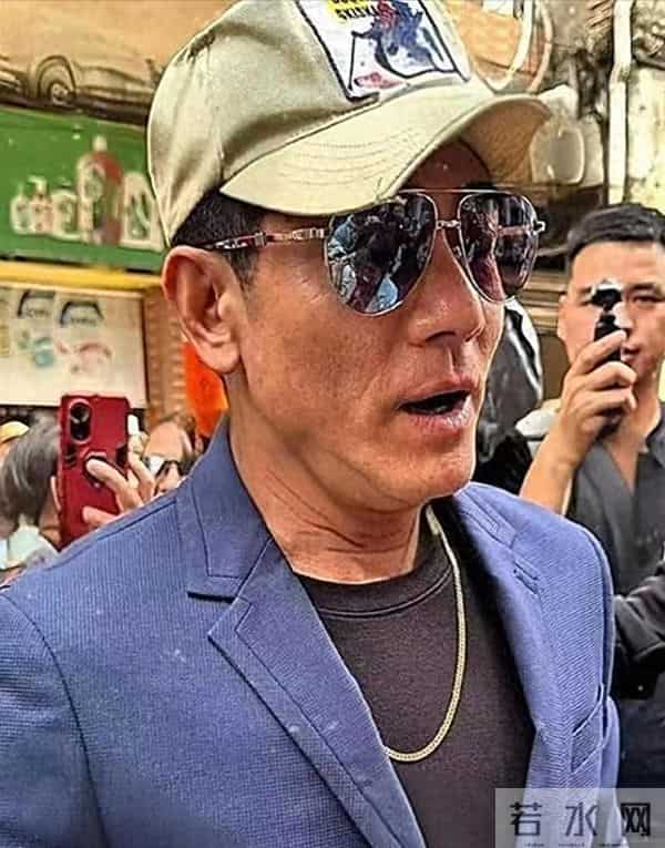 看到郭富城本人幻灭了 脸上不仅有皱纹还有老年斑 个子不高 像小老头