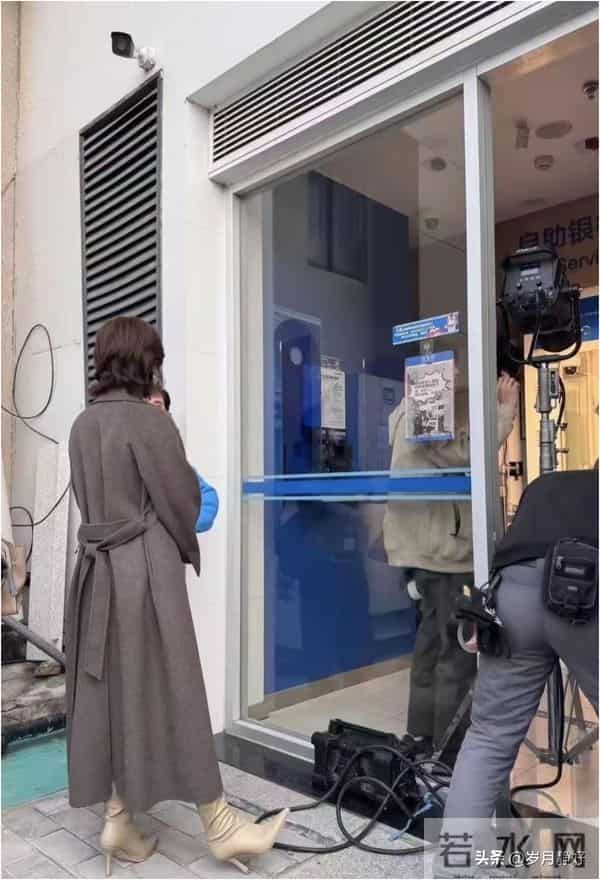 孙俪无锡拍戏被偶遇,身穿毛呢大衣新发型好洋气,本人又瘦又美!