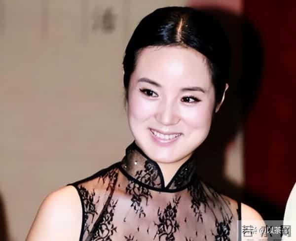 她是著名歌唱家，不惧流言嫁三婚前央视主持丈夫，三年生一儿一女