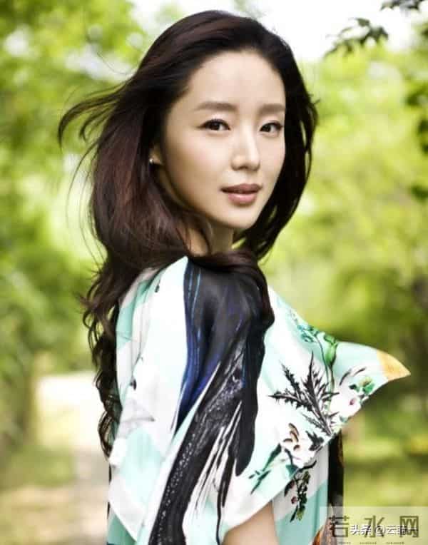 曾被张艺谋力捧，火后与富豪卷款61亿逃亡国外，现在的她过得如何