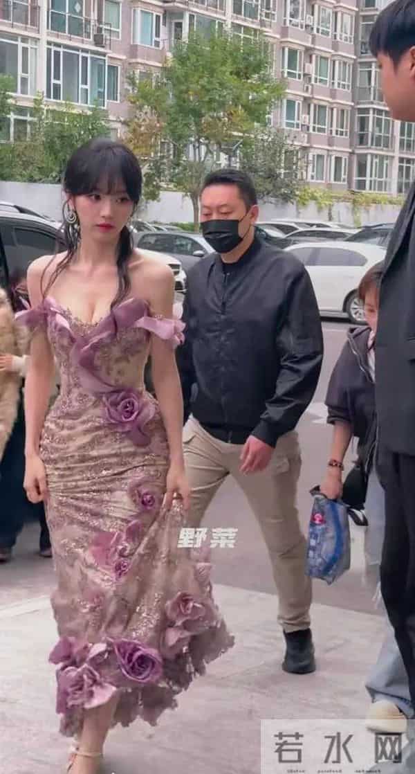 田曦薇真人身材真的巨好啊,又瘦又有料,脸蛋超美,没想到这么大