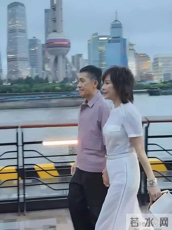 刘嘉玲上海被偶遇，59岁面容饱满身材佳，状态宛如三四十岁