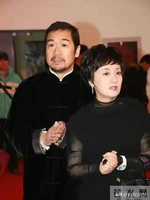 70岁张国立携妻子与友人聚餐,头顶白发老态明显,邓婕气质优雅