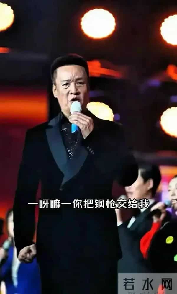 阎维文携妻回平遥，68岁妻子好瘦好显老 与丈夫同框就像两代人一样