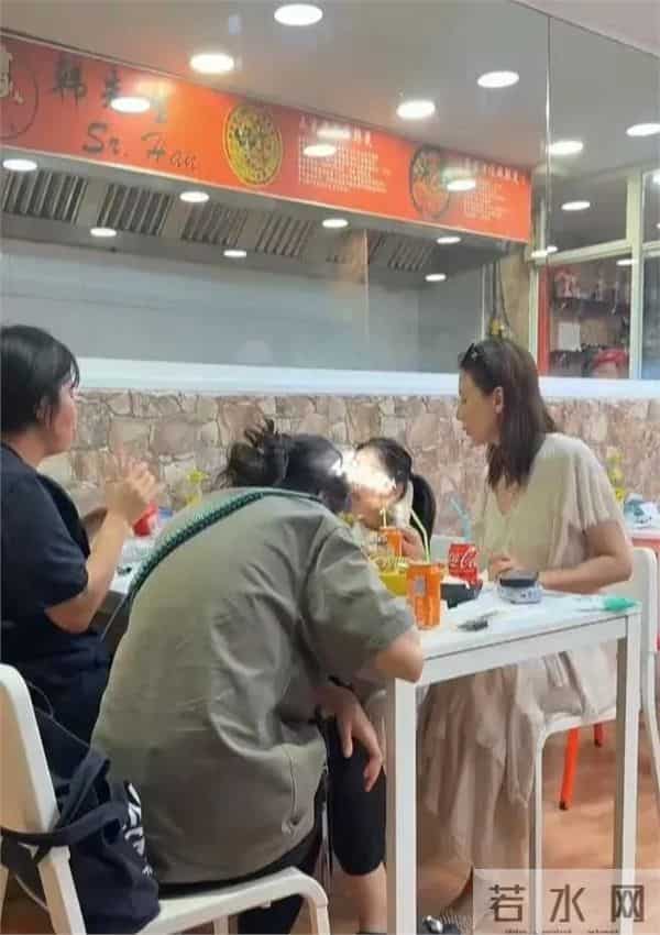 46岁高圆圆活动生图:脸上褶子多含胸驼背,她身边整容脸网红惊艳