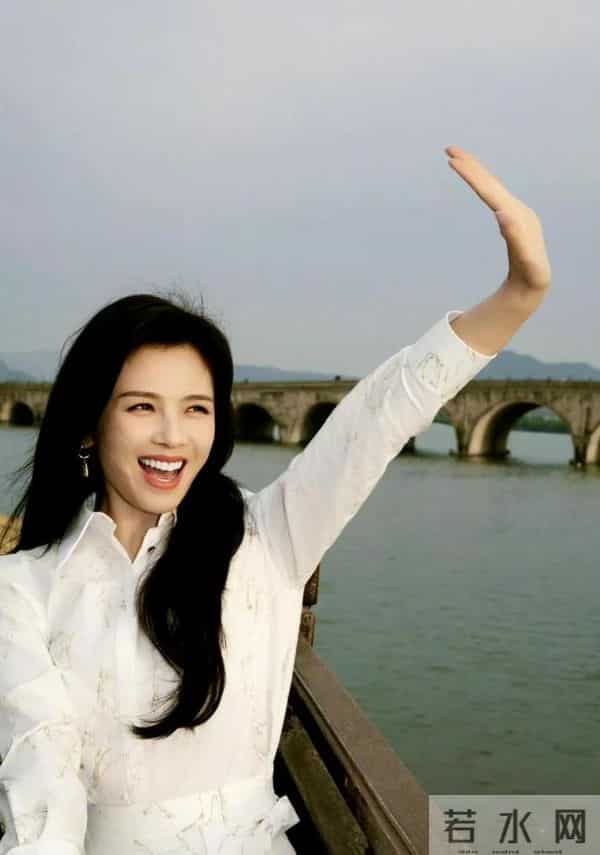 46岁刘涛浙江一日游,长得一般,没有网上说的那么美