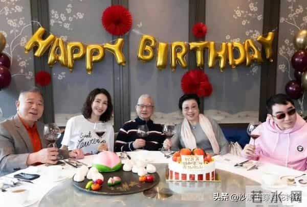 黎姿为父亲过生日时，老公和残疾弟弟在场，夫妻同框像一对父女