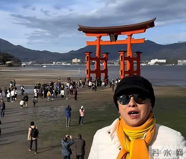 她曾力压王菲、惊艳春晚,却因投资失败成穷光蛋,如今老到认不出