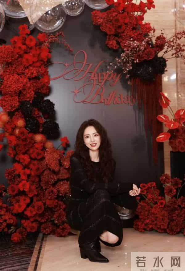 董璇46岁生日照,手捧蛋糕小腹隆起,张维伊站C位风头尽显