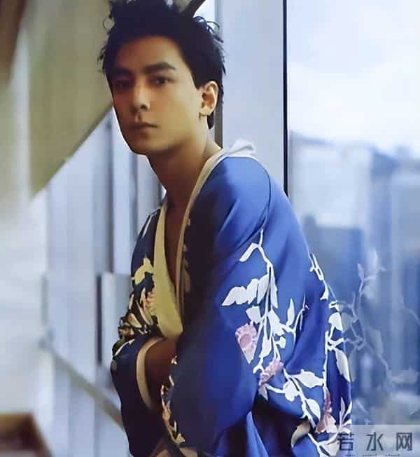 吴彦祖晒与妻子合影!Lisa皮肤粗糙褶多还秃顶,网友:以为是兄弟