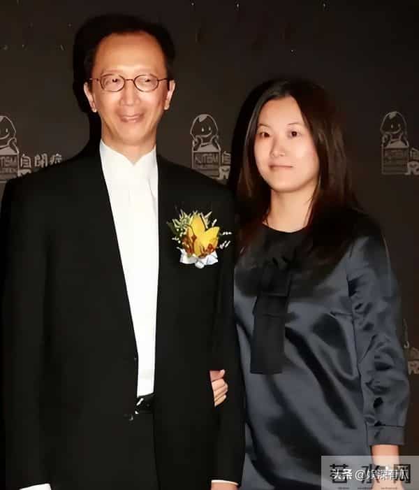 恩爱23年,73岁梁锦松逐渐变老,47岁伏明霞貌美如花