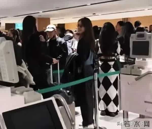 章泽天烫发翻车后 听劝拉直笑容灿烂 和刘强东同框不再唯唯诺诺