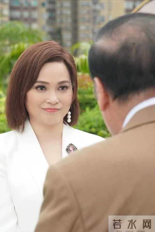 风韵犹存!TVB女星罕见以多套泳衣造型示人,对手演员看后直脸红