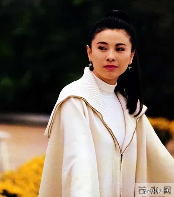 她曾力压王菲、惊艳春晚,却因投资失败成穷光蛋,如今老到认不出