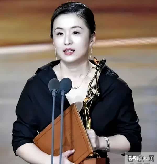 陪玩陪睡只是开胃菜，袭警、舔手指、集体嫖娼，背后的事捂不住了