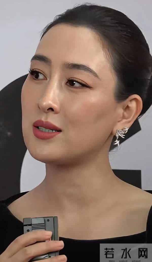 44岁的马苏高清镜头下这状态也太好了吧,脸型好、五官好