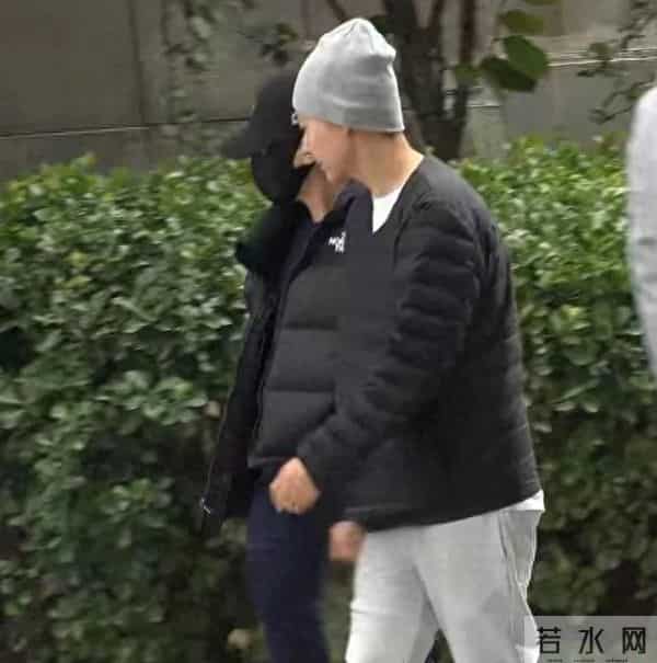 阿娇与皇甫圣华挽手逛街感情稳定!原来她一直钟爱陈冠希这款啊。