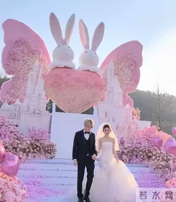 鹿哈官宣领证!8 年爱情长跑终成正果,娇妻身材火辣,夫妻相拉满