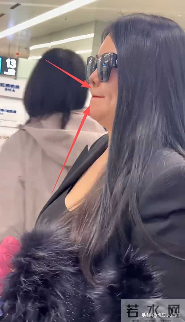 李湘在机场因身材问题被怼到“黑脸”，翻出十年前瘦照反击，好美