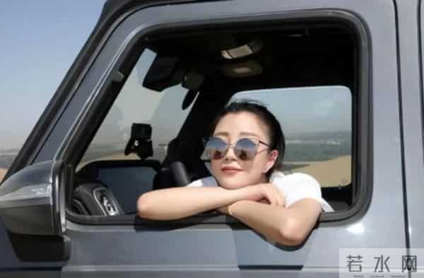 她是演员中的女富豪，豪车多的开不过来，如今45岁却活得像20岁