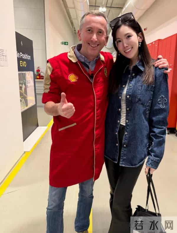 林志颖带妻子参加活动，陈若仪穿粉色旗袍不像40岁，一双腿好招摇