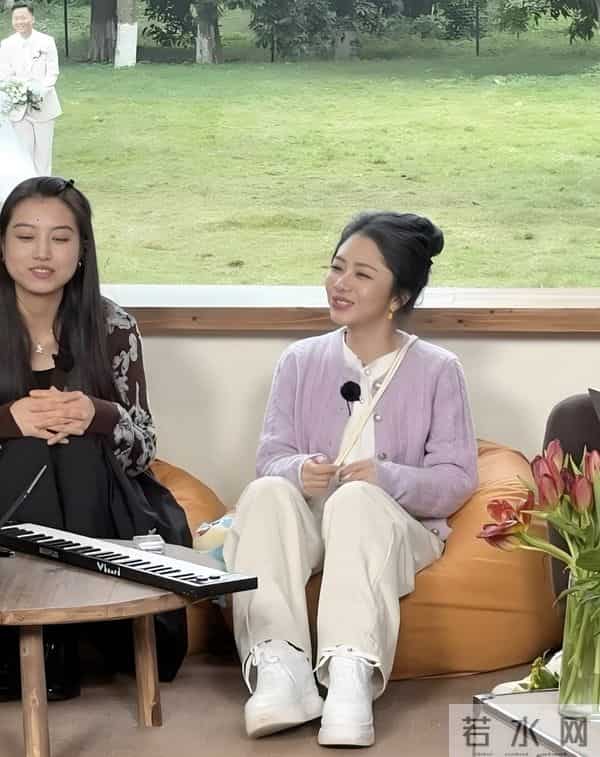 谭松韵回泸州老家录综艺,穿香芋紫的她娇小又甜美,一点不像35岁