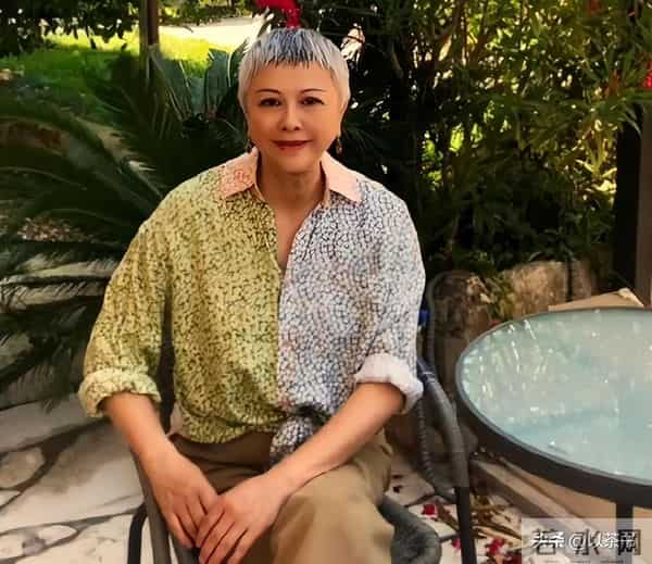 她曾力压王菲、惊艳春晚,却因投资失败成穷光蛋,如今老到认不出