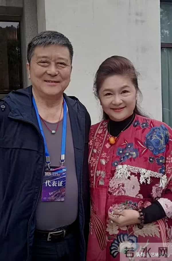 他俩是八十年代真正的银幕帅哥美女，如今发福的模样，你认出没？