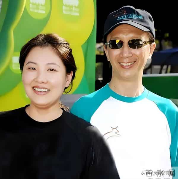 恩爱23年,73岁梁锦松逐渐变老,47岁伏明霞貌美如花