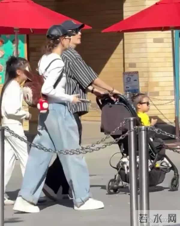 戚薇李承铉全家出游，10岁lucky打扮时髦，照顾弟弟好贴心