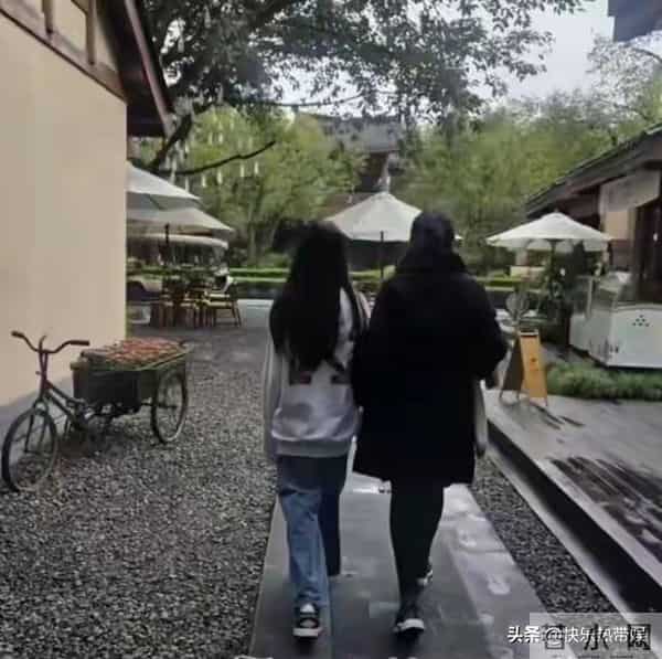 网友偶遇马筱梅带玥儿吃饭,母女同框好有爱,玥儿变得更自信