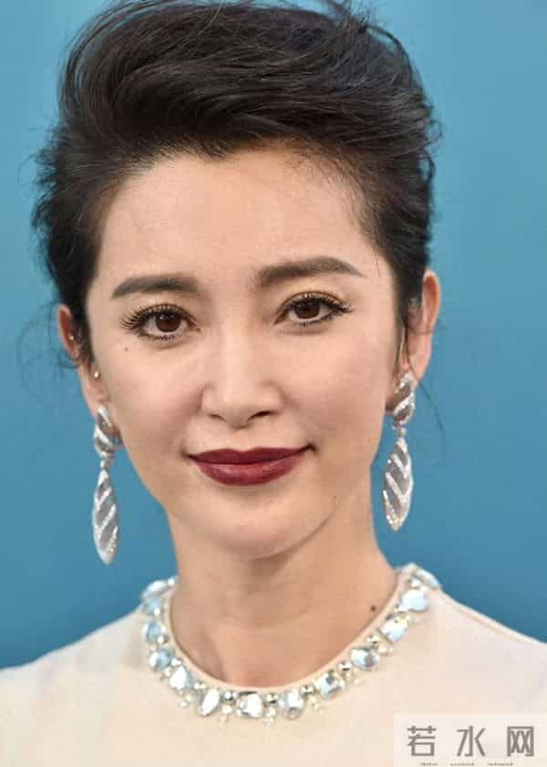 李冰冰怼脸直拍，50多岁的年龄，状态真的可以