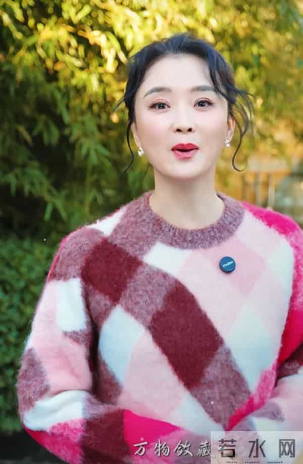 王艳立冬美出圈，彩色菱格毛衣搭丸子头，气质优雅美得好高级