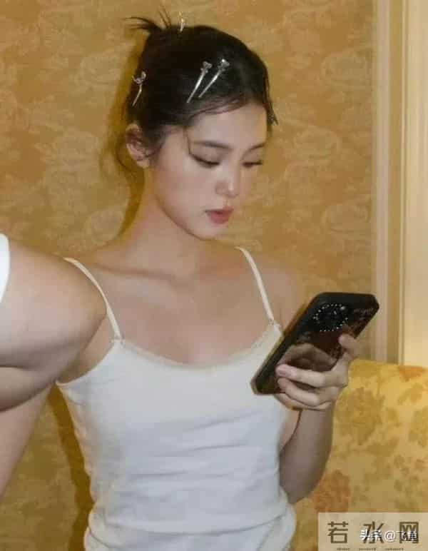 欧阳娜娜私下穿搭太绝！简约造型勾勒好身材，迷人氛围感拉满。