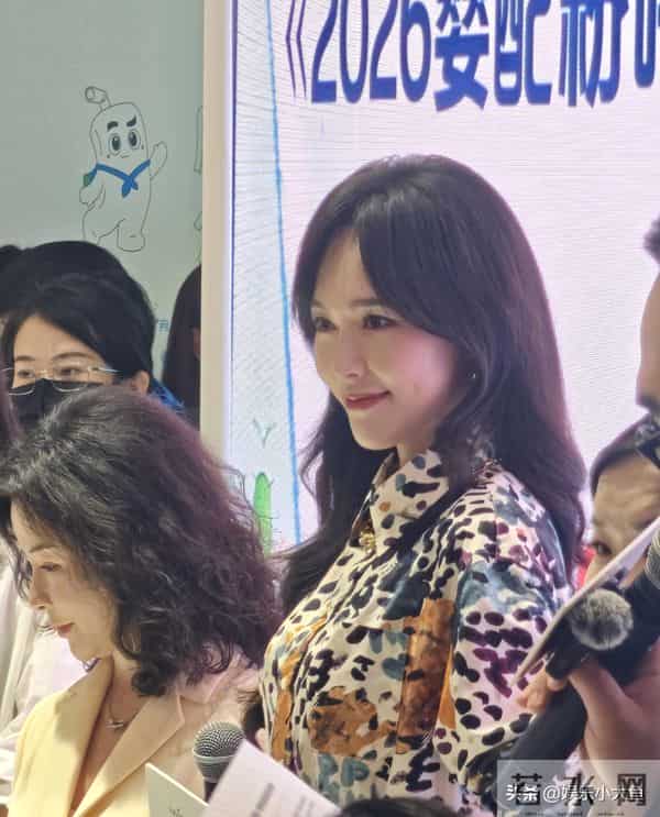 唐嫣今日上海进博会出席活动,穿浅蓝色印花桑蚕丝连衣裙好漂亮