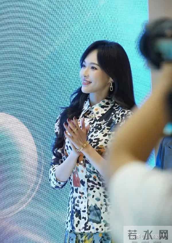 唐嫣现身上海进博会，她明媚动人，高挑身姿大长腿，美韵天成！