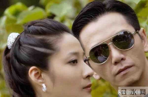 香港演员温兆伦的现状:61岁定居北京,依然帅气,10岁女儿很漂亮