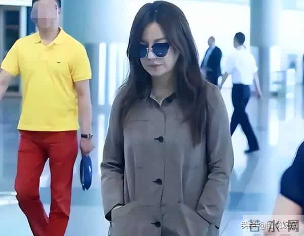 一眨眼没想到曾经火遍大江南北的“小燕子”竟然已经被封杀4年了