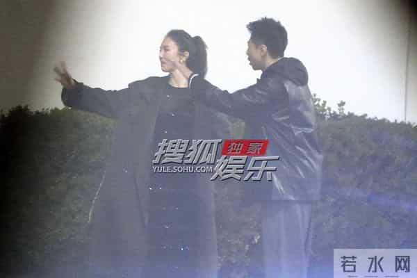 独家:董璇生日聚会张维伊照顾小酒窝 散场后夫妻牵手好甜蜜
