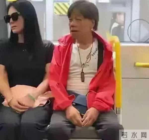 77岁梁小龙和妻子在深圳坐地铁,表情好像没睡醒,看起来没精神