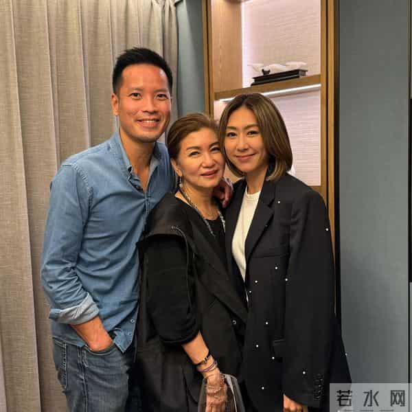 香港著名女星婚后首度宴请媒人 ，网民从合照细节引发怀孕猜测