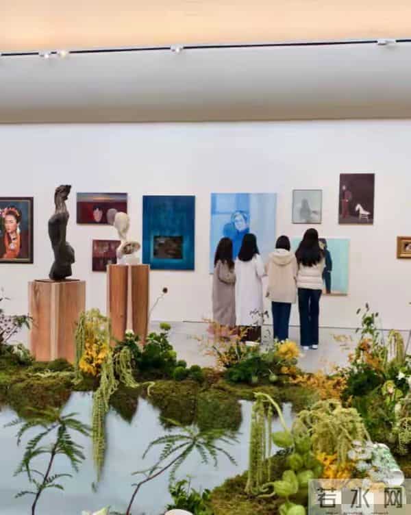 佟大为妻女看展 17岁大女儿身高近180 发育惊人 长得像爸爸 妈妈最美